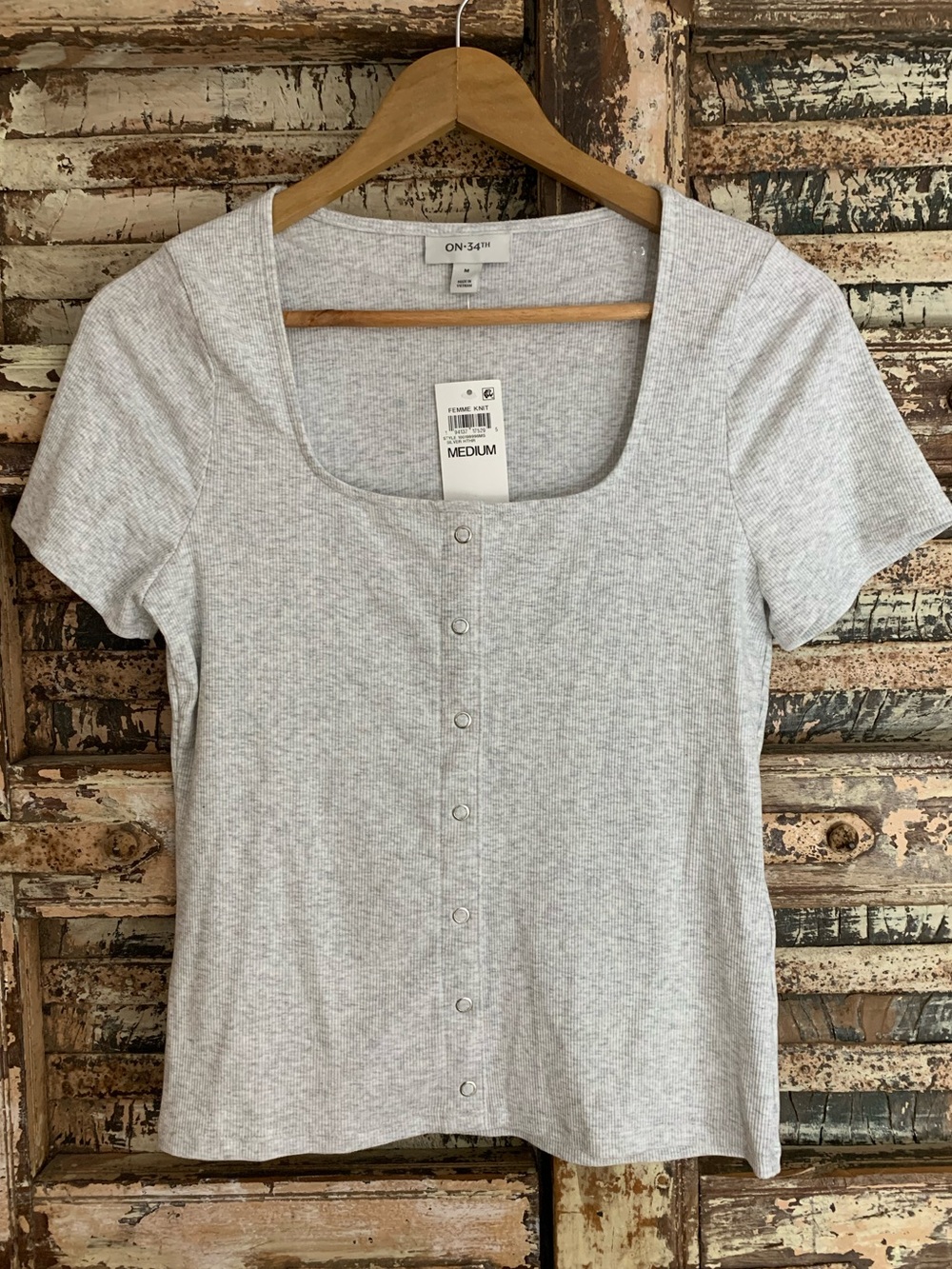 On 34th Gray Scoop Neck Ribbed Snap-Front Top, Super Soft Cropped Shirt, NWT, M